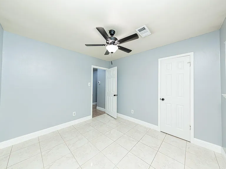 823 Parkhill St — Photo 19