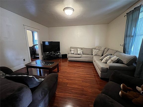 3rd image of 498 Elm Rd