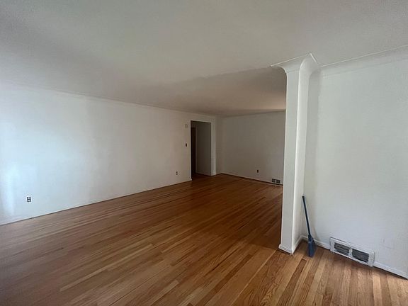 3rd image of 21535 Kingsville St #105