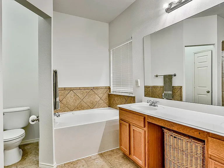 9921 Delamere Dr — Photo 29