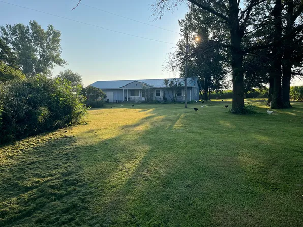 24000 N Schunemeyer Rd, Centralia, MO 65240