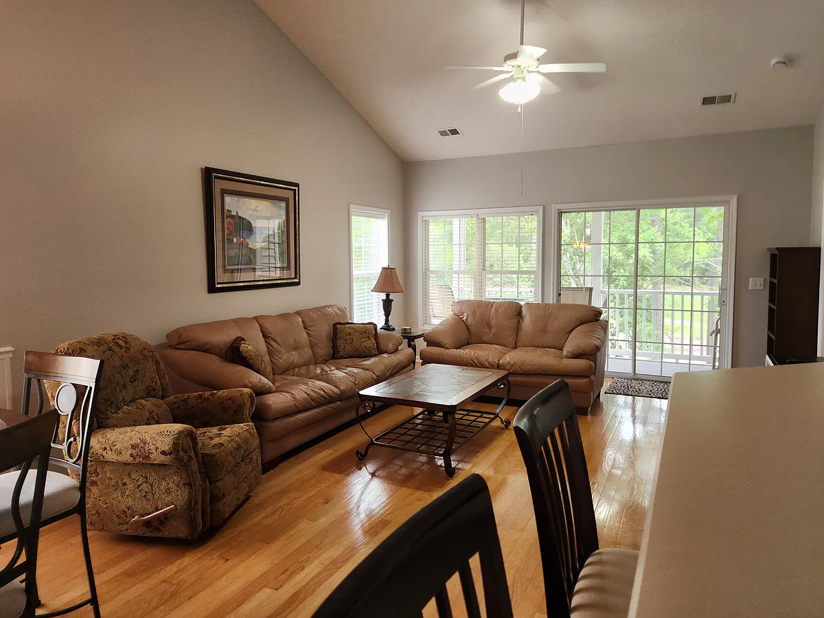 Building Photo - 5834 Longwood Dr #301
