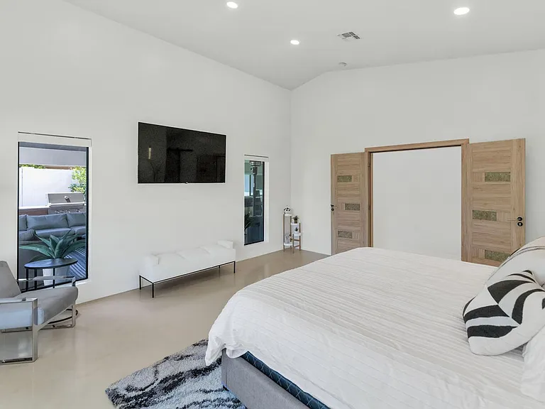 3420 E Oregon Ave — Photo 13