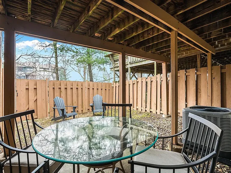 2028 Falling Brook Dr — Photo 33