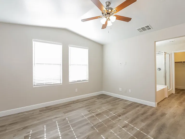 10115 Mayflower Bay Ave — Photo 9