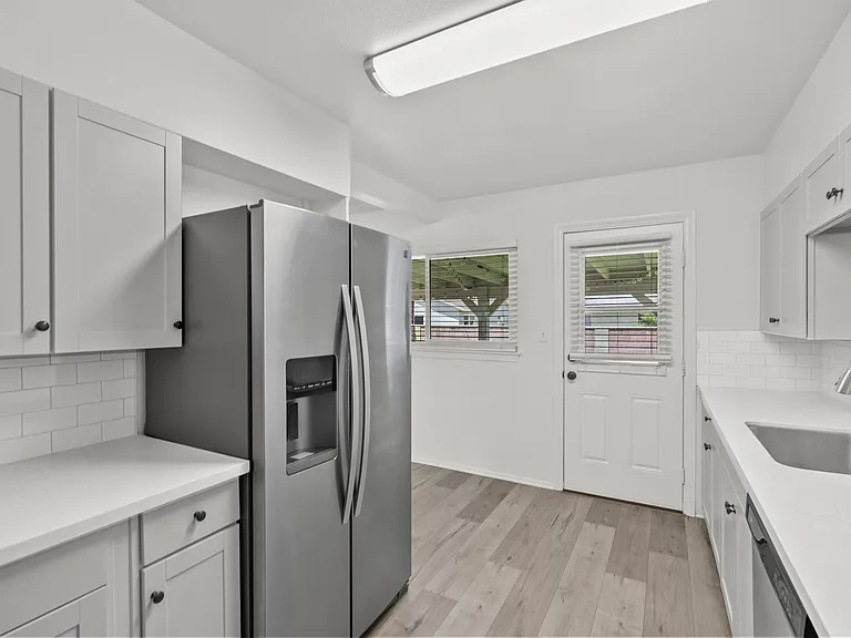 809 W Avenue J10 — Photo 7