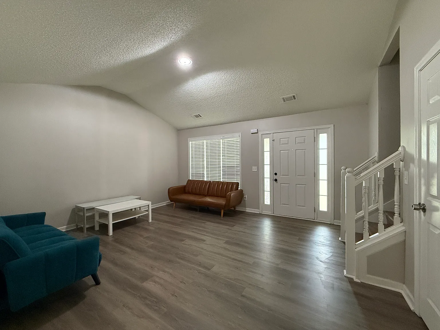 3 bed, 2.5 bath, 1638 sqft, $1,900 — Photo 3