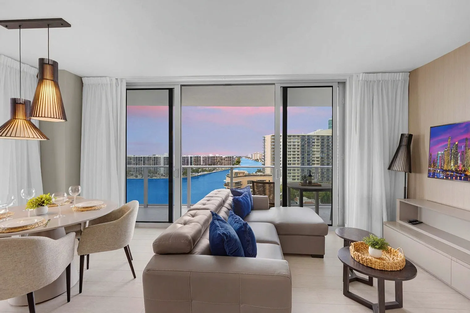 2 bed, 2.0 bath, 1097 sqft, $4,739 — Photo 1