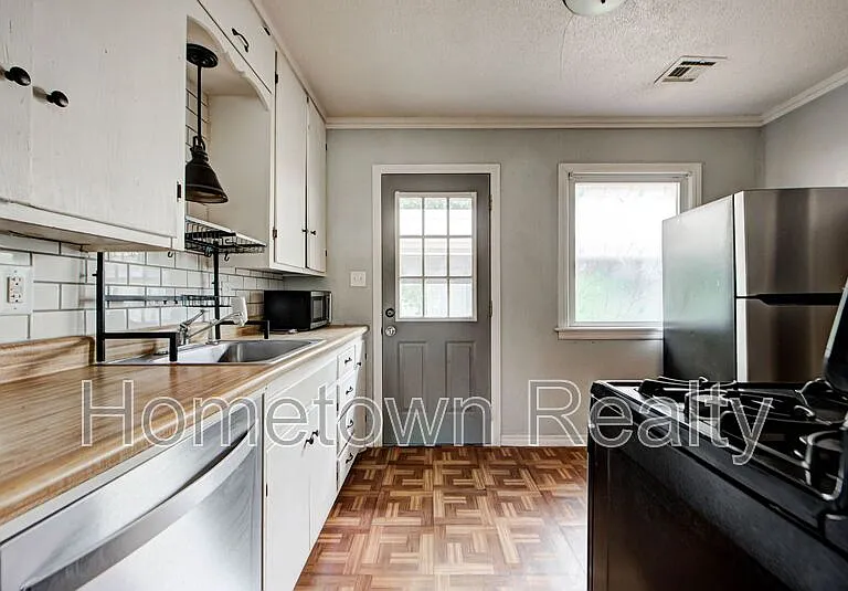 2204 Downing St — Photo 9