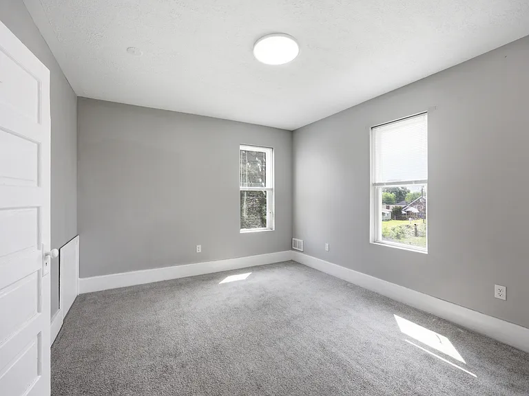 827 Hinnerman St — Photo 13