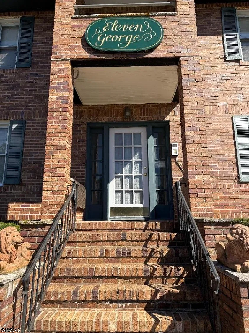 2 bed, 1.0 bath, $2,800 — Photo 3