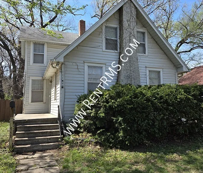 111 NW Quinton Ave — Photo 2