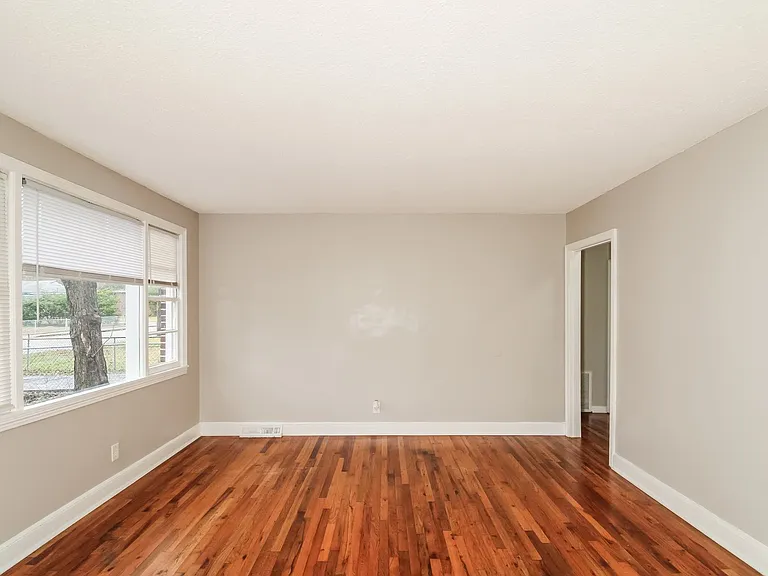 1358953_018_living_room_13459069.jpg