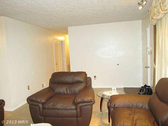 5th image of 907 Carriage House Ln