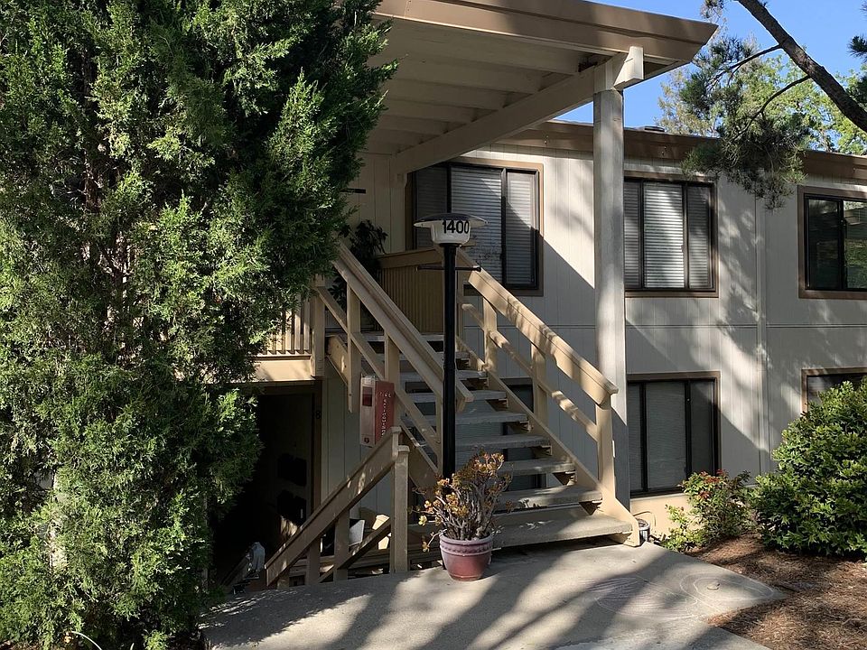 2nd image of 1400 Ptarmigan Dr APT 8
