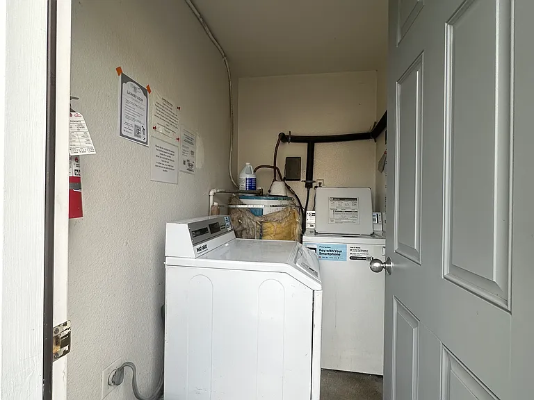 1440 NE Paropa Ct — Photo 23