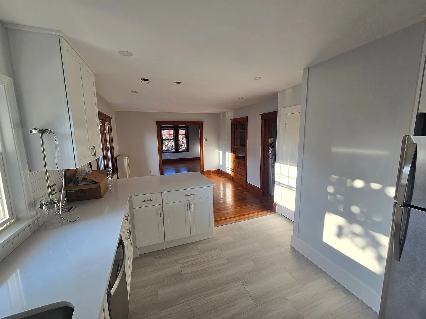 Newly Renovated Top Floor 2 Bed Amazing location ! — Photo 2