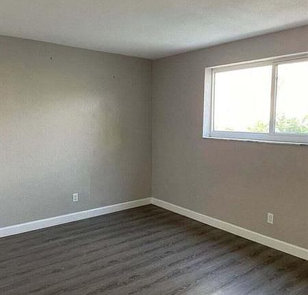 4th image of 1001 SE 3rd St APT 1