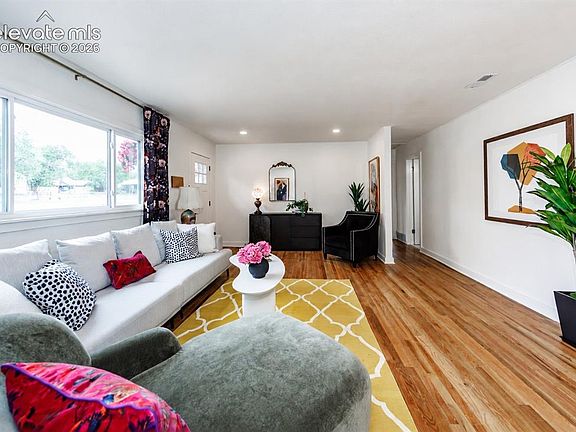 4th image of 939 E Las Animas St