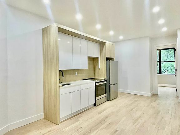 5th image of 343 Vernon Ave #1