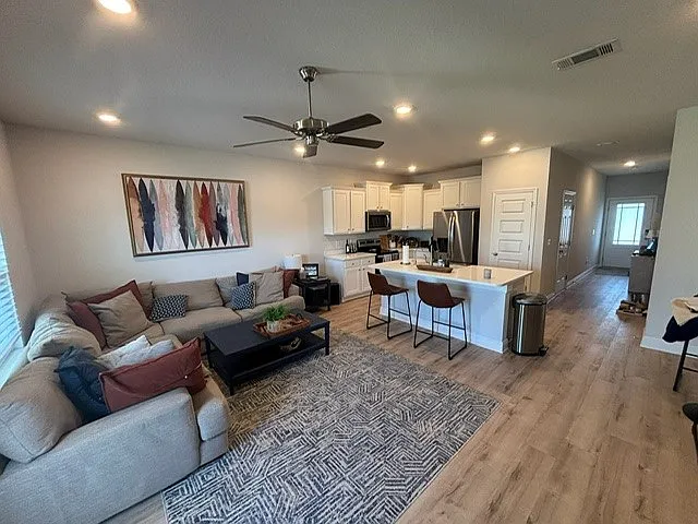 3 bed, 1537 sqft, $2,575 — Photo 2