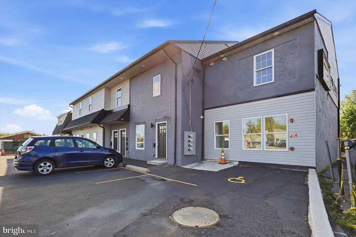 Building Photo - 7406 Bristol Pike #6