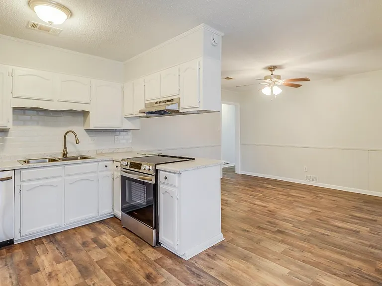 327 Dianne Dr — Photo 3