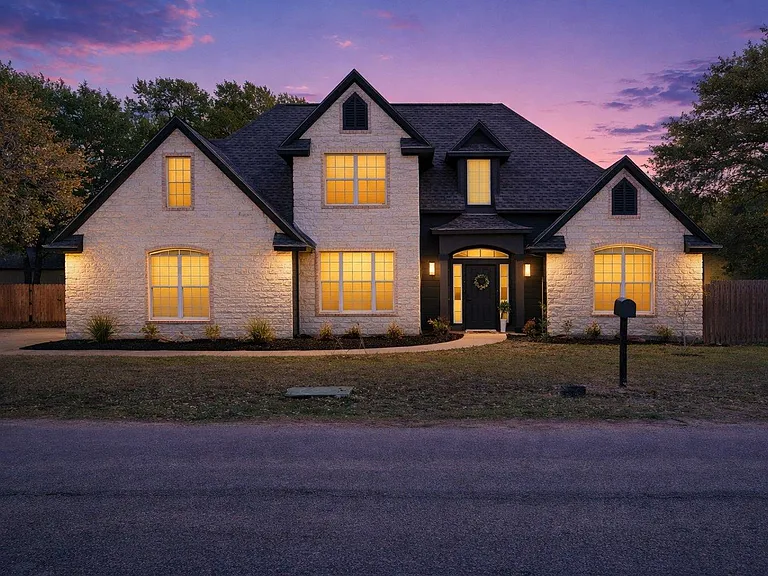 312 Country Club Dr — Photo 1