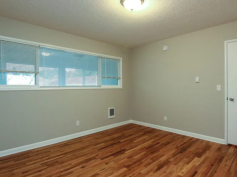 Raleigh Heights — Photo 32