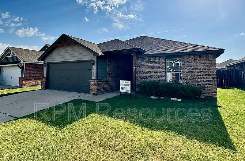 3 bed, 2.0 bath, 1261 sqft, $1,495 — Photo 3