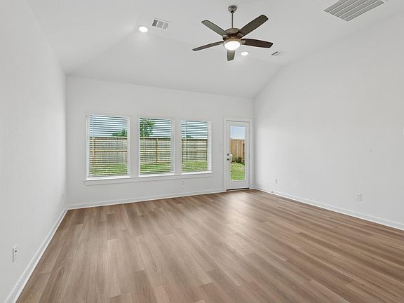 3rd image of 32407 Sunbeam Dr