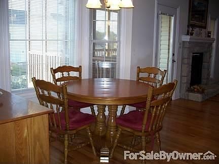 Kitchen eating area, bay window : There is another eating area at the kitchen bar, and a formal dini