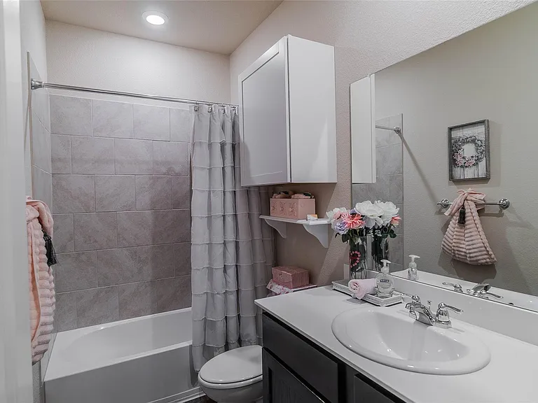 562 Jamestown Ln — Photo 16