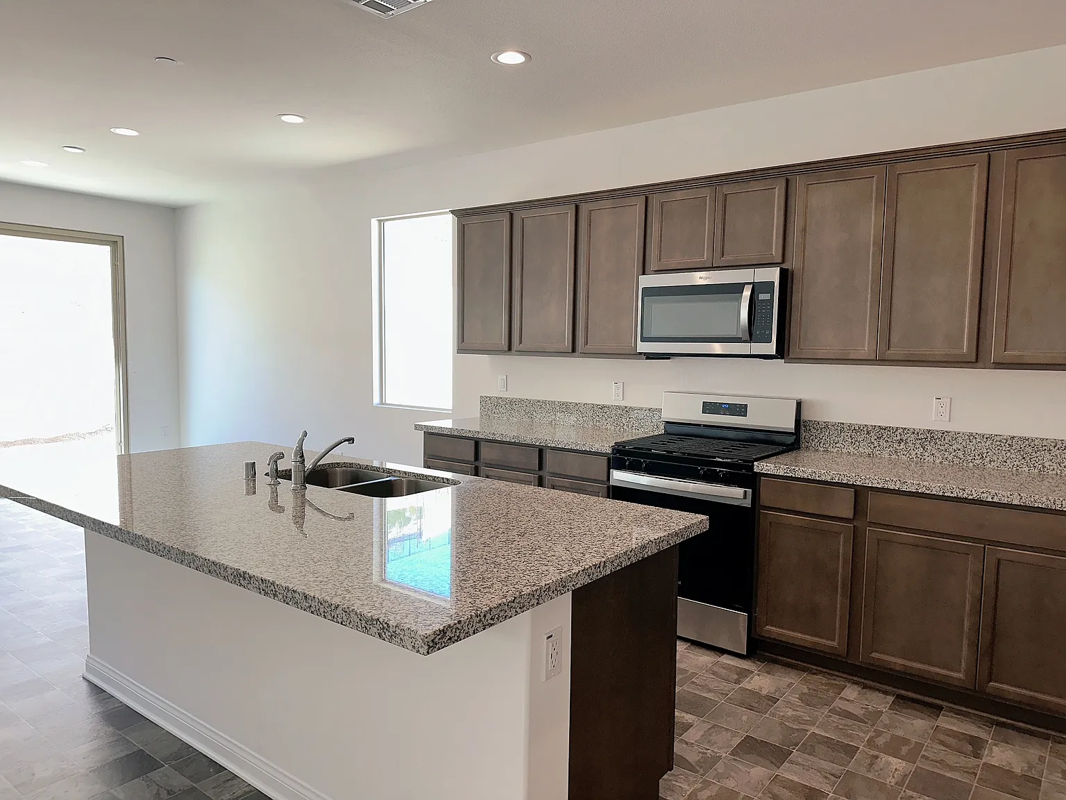 4 bed, 2641 sqft, $3,995 — Photo 3