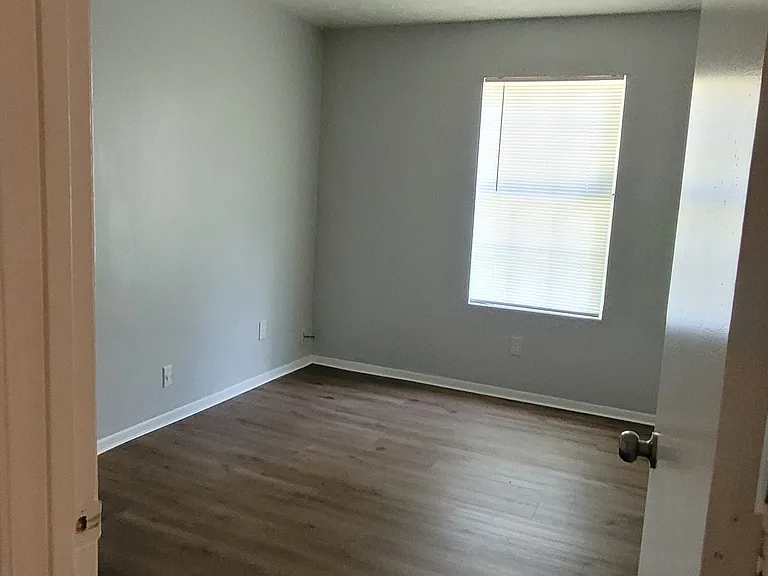 1217 Lakeview Xing — Photo 15