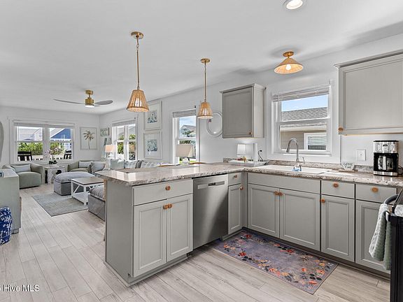 5th image of 920 E Pelican Drive