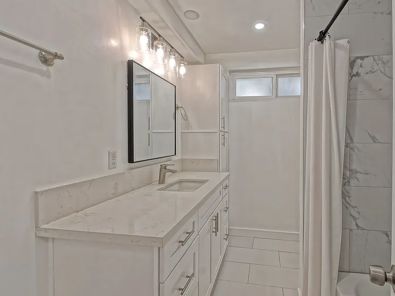 1923 Vanderbilt Ln — Photo 24
