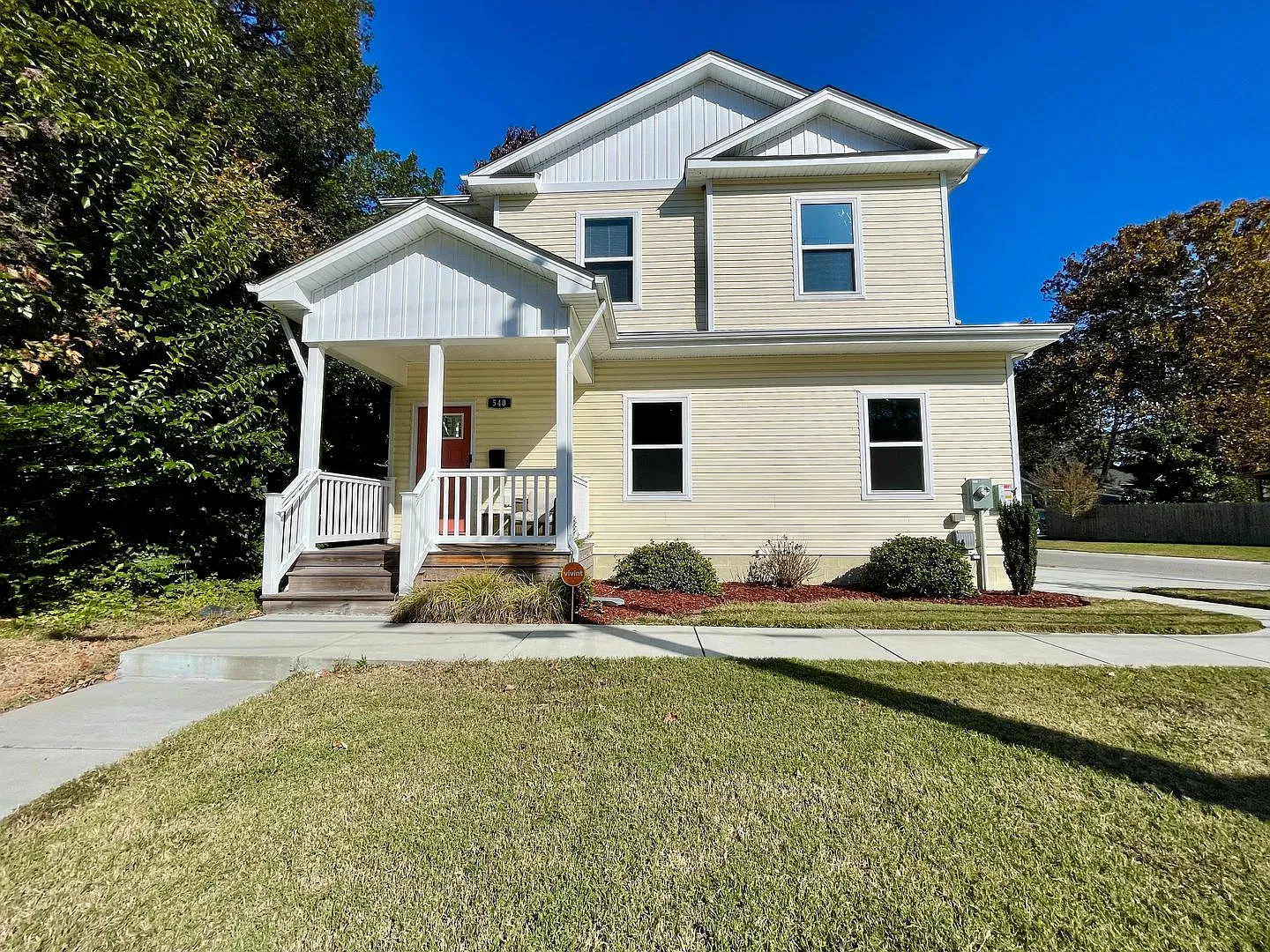 Beautiful Home with Modern Finishes, Spacious Deck & Fenced Backyard! — Photo 1