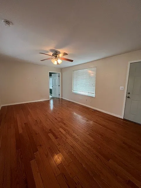 3 bed, 1300 sqft, $1,800 — Photo 2