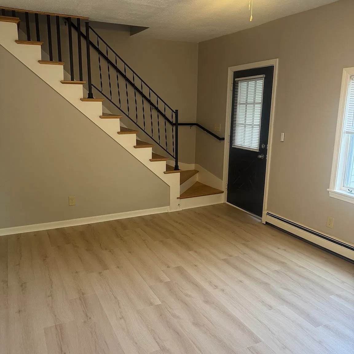 3 bed, 1.0 bath, 900 sqft, $3,200 — Photo 2