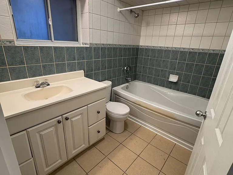 1136 Dufferin St #MAIN — Photo 7