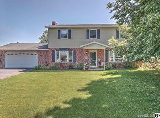 2 Arbor Dr, Boiling Springs, PA 17007