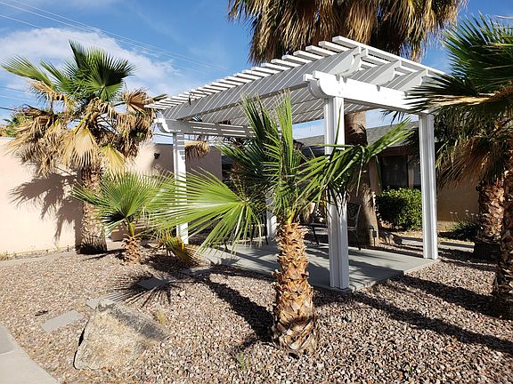 Siting area inside the curt.