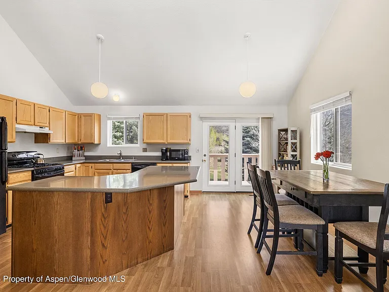 382 Summit Dr — Photo 4