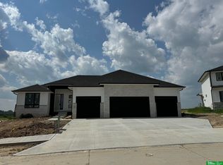 19622 Jaynes St, Elkhorn, NE 68022