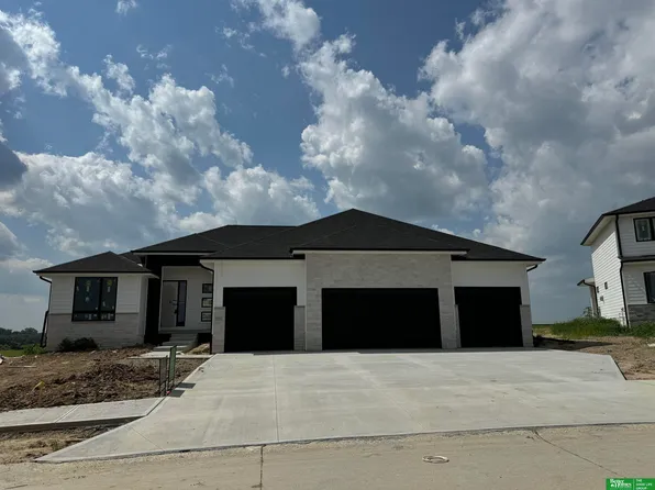 19622 Jaynes St, Elkhorn, NE 68022