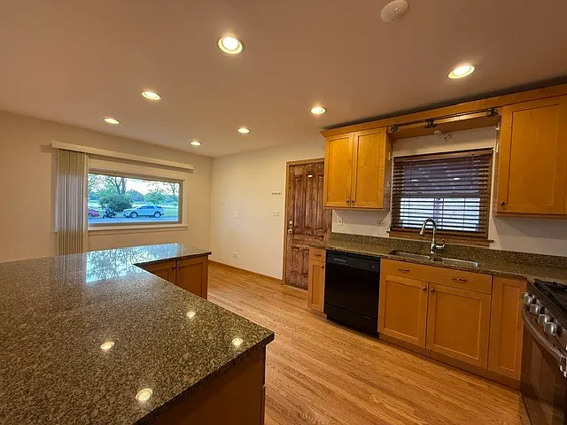 2185 Lee St — Photo 9