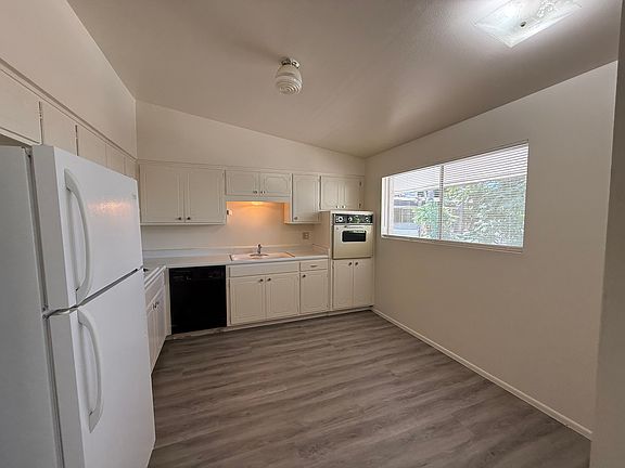 5th image of 820 E Maryland Ave #13