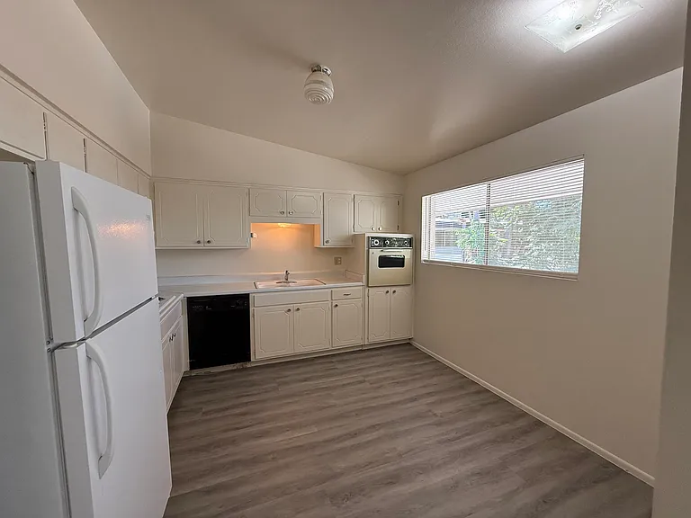 820 E Maryland Ave #13 — Photo 5