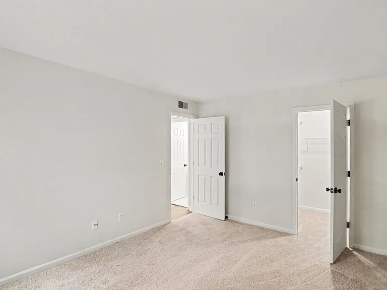 213 Hillsboro Pl — Photo 7